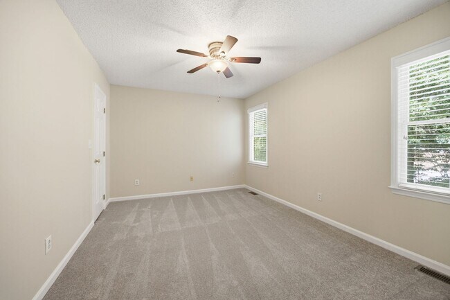 Building Photo - Beautiful End-Unit Townhome with Fresh Updates in Convenient Raleigh Location!