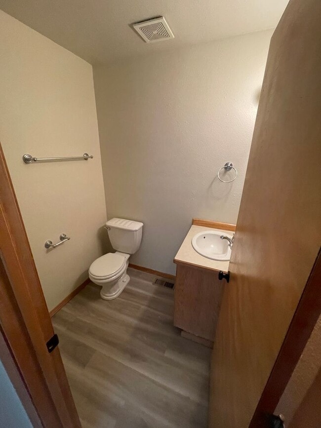 Building Photo - 404 River Ave