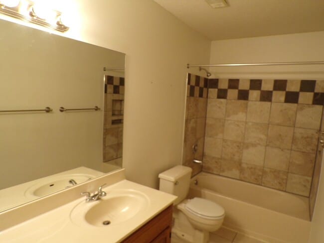 Building Photo - Nice 3 Bedroom 2 Bathroom House In South C...