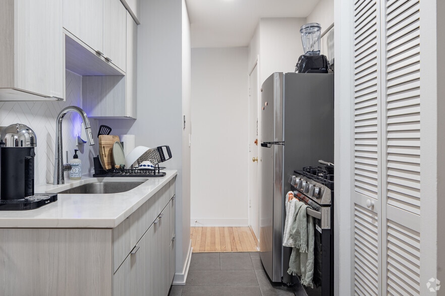 1BR, 1BA - 700SF - Kitchen - 505 W Melrose Street