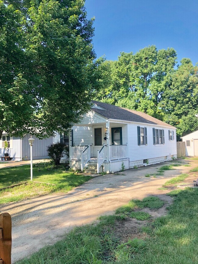 Building Photo - Adorable 2 bedroom 1 bathroom House with F...