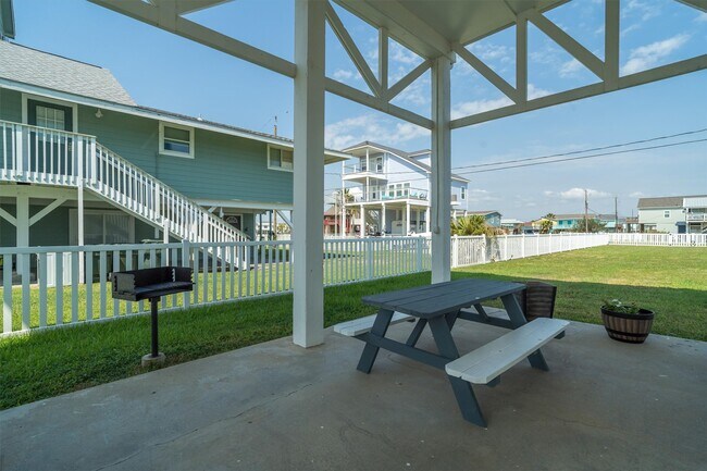Building Photo - 21822 Termini-San Luis Pass Rd