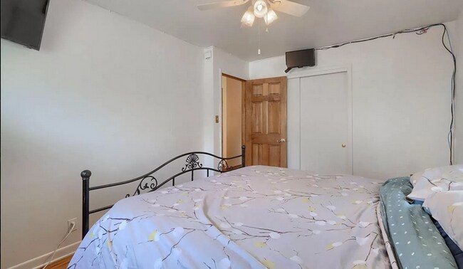 Building Photo - Huge room in a large shared home, private bathroom, great neighborhood, friendly roommates!