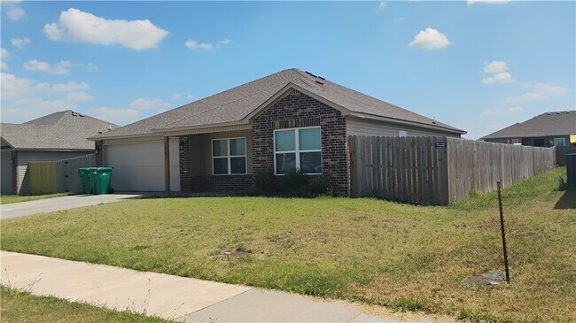 Building Photo - 1701 Forest Dr