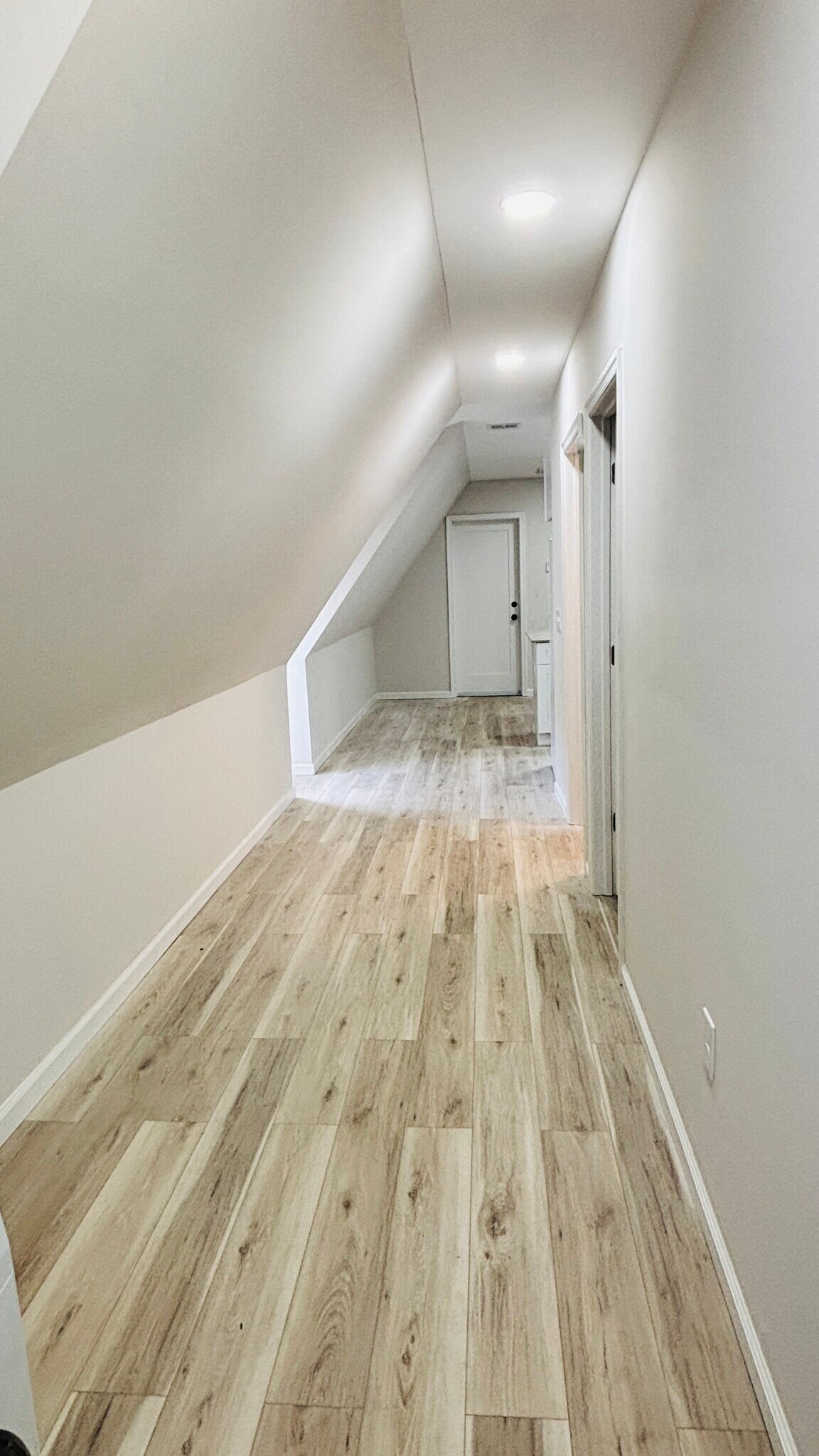 HALLWAY - 46 Bridge St