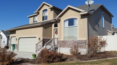 Building Photo - 6 Bedroom, 3.5 Bathroom Single Family Home in Layton Available June 1st!