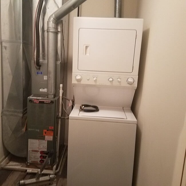 Building Photo - 1BR/1BA, Upscale Loft with accessible Rooftop Deck & Community Pool!