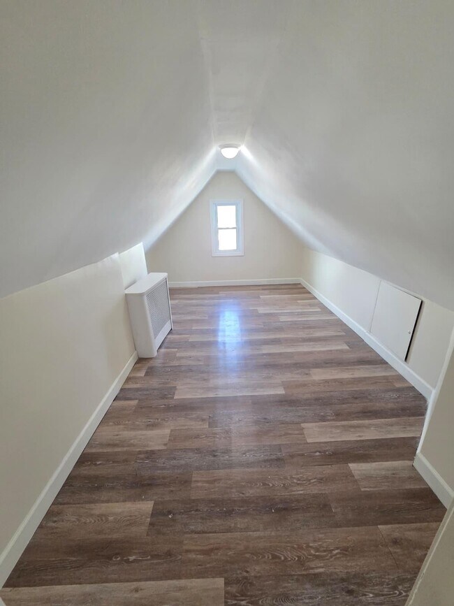 Building Photo - 438 Devon St