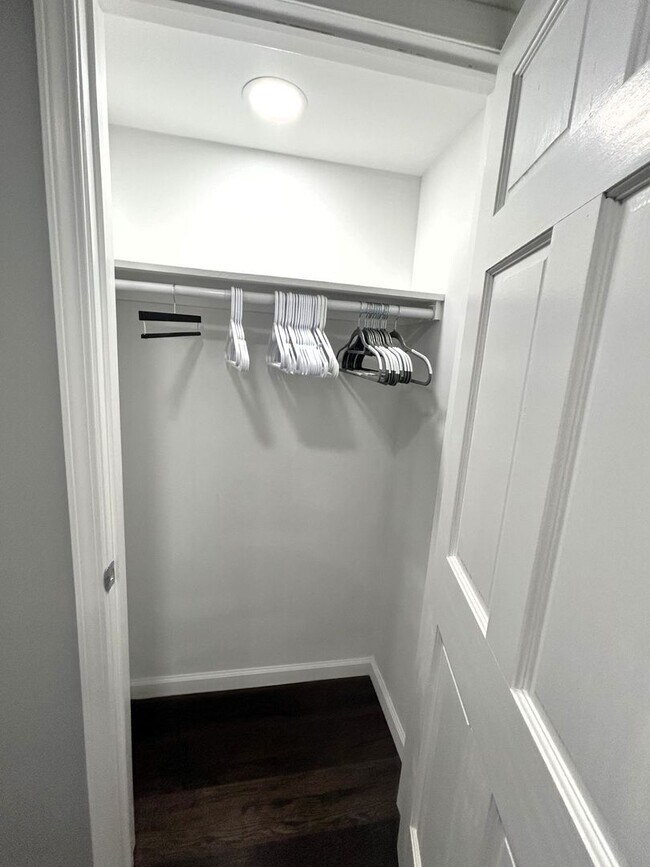 Building Photo - 512 S 6th St