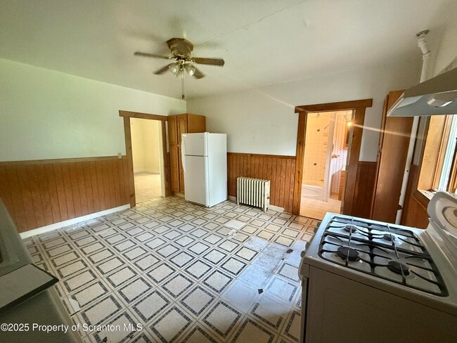 Building Photo - 1349 Capouse Ave
