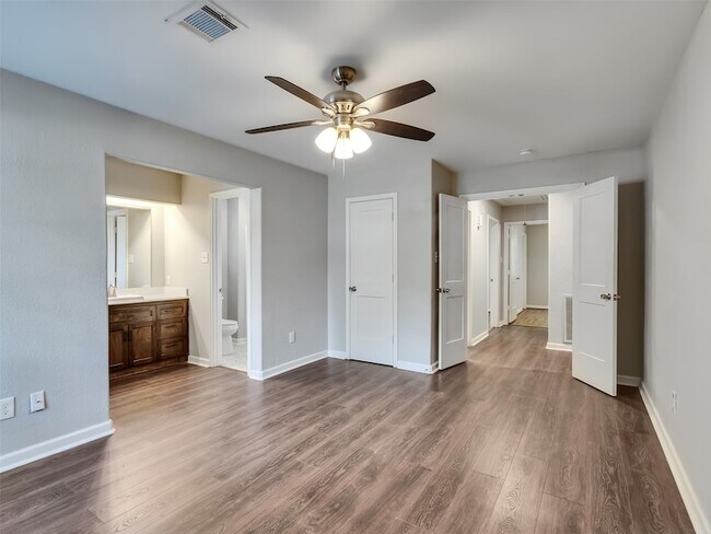 Building Photo - 2030 Lone Rock Dr