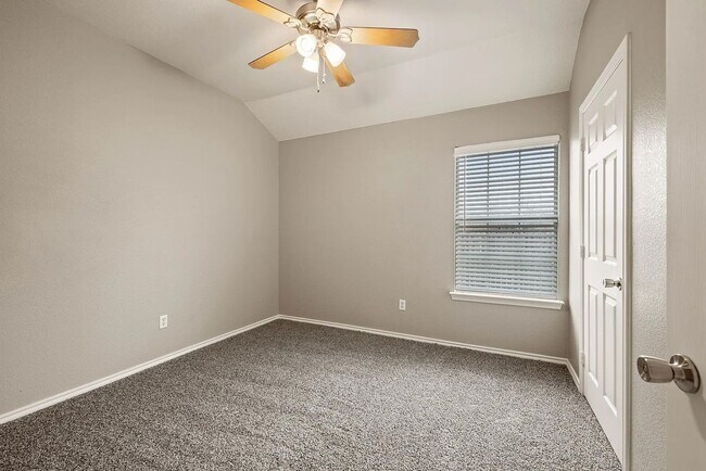 Building Photo - Light-Filled 3-Bedroom Home with Updated K...