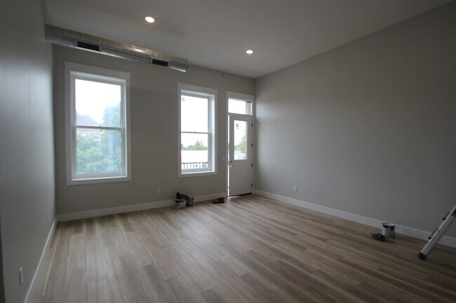 Building Photo - Beautifully remodeled 2 Bed + office apart...