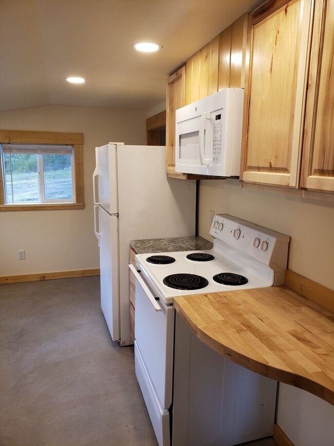 Building Photo - 2BDR/1BA Single-level Newly remodeled house in the country off of Rocky Point Rd.