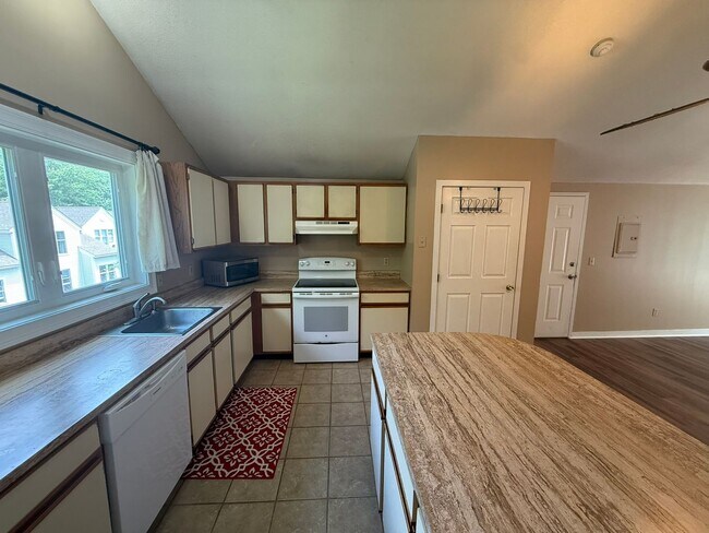 Building Photo - Garden Style, 1 BR Condo In A Prime Amherst Location!
