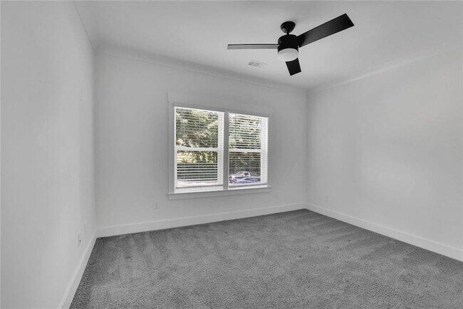 Building Photo - 6181 Shoreland Cir