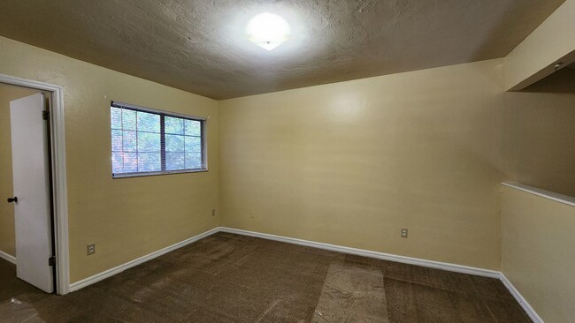 Building Photo - For rent Townhome 2 bed, 2 baths plus study