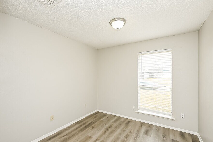 Building Photo - 716 Admiralty Way