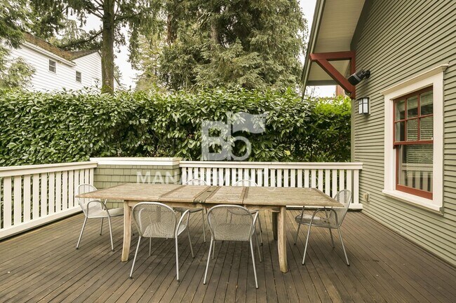 Building Photo - Stunning Historic Bungalow Just Minutes From City Center!