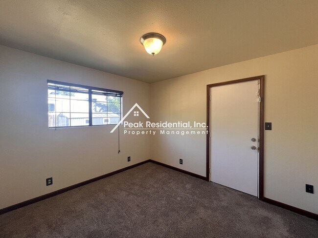 Building Photo - 5546 Cranbrook Way