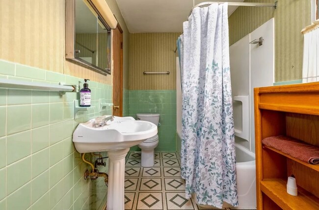 Building Photo - 3 Bed 1.5 Bath- Aliquippa PA