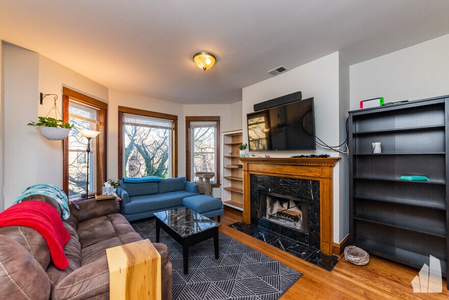 Building Photo - 3716 N Racine Ave