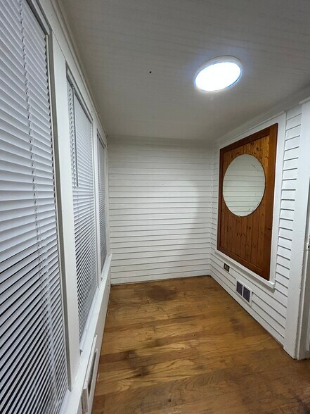 Building Photo - 922 S Spring St