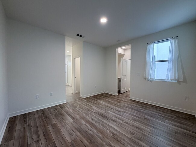 Building Photo - 1568 E Thompson Blvd