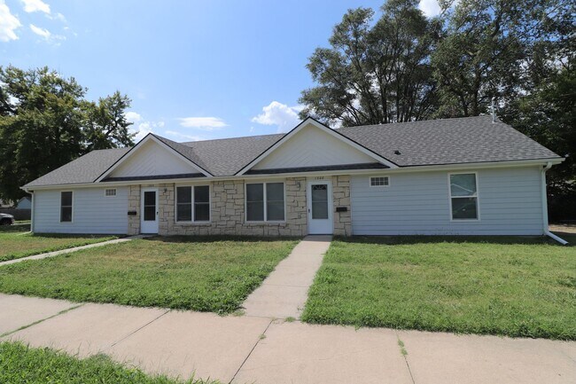 Building Photo - Newly updated duplex for rent!