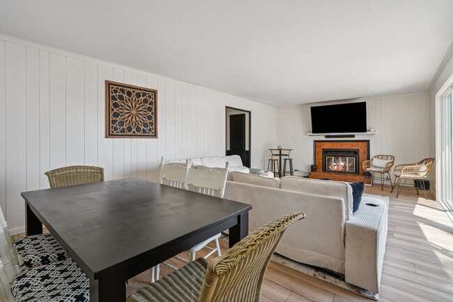 Building Photo - 403 River Dr