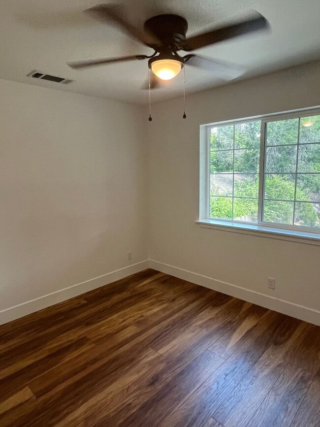 Building Photo - 1129 Stewart Ave