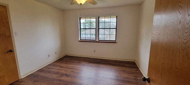 Building Photo - Vaulted Ceiling, Huge Yard, Close to Town