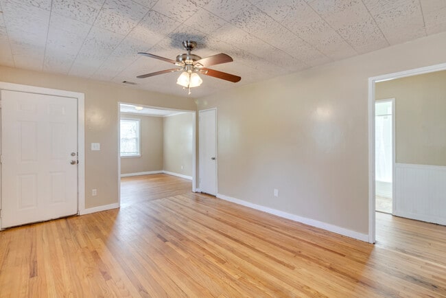 Building Photo - 23 N Parkwood Dr