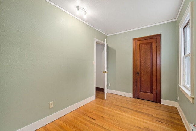Building Photo - 316 E 20th St