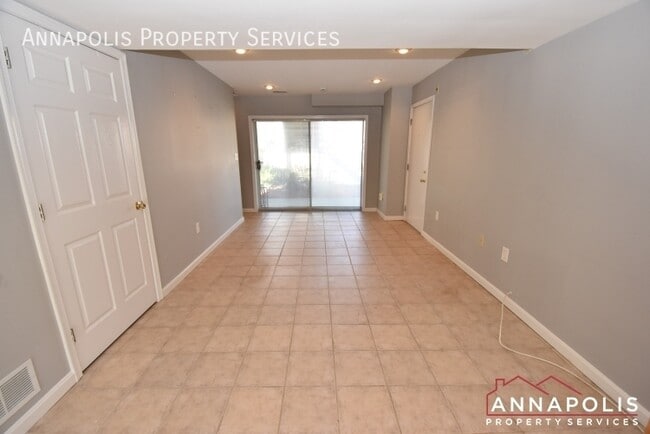 Building Photo - 1363 Washington Dr