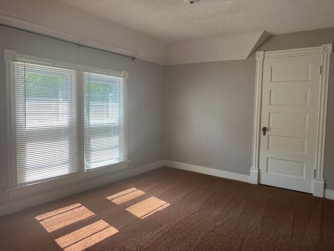 Building Photo - Charming Forest Lake View - Includes UTILITIES