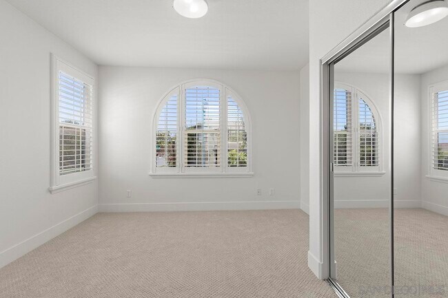 Building Photo - 6338 Huntington Dr