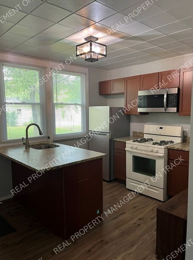 Building Photo - 2823 Garfield Dr