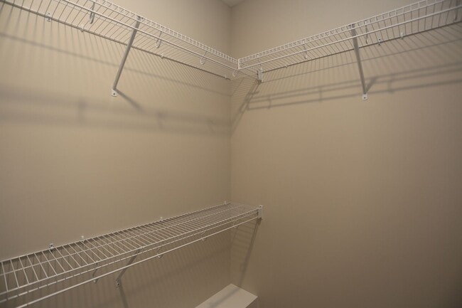 Building Photo - 4 Bedroom Brick House Available TODAY!