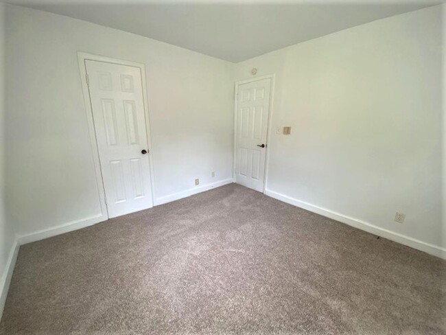 Building Photo - West Charlotte.  Renovated 2 Bedroom!