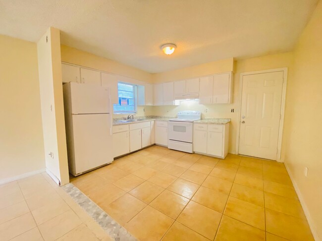 Building Photo - 2 BED / 1 BATH DUPLEX