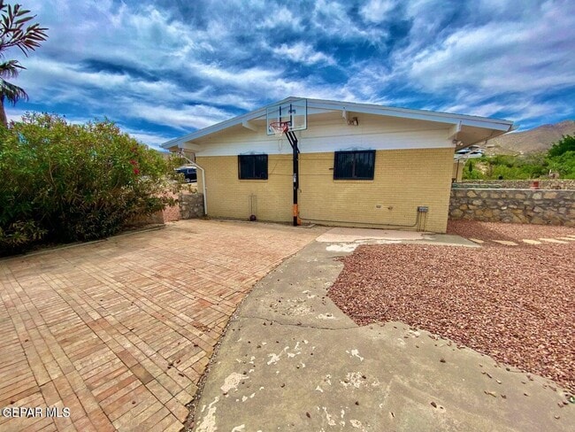 Building Photo - 3213 El Morro Rd