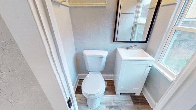 Building Photo - Edgewater Neighborhood - 3 bedroom - 2 Bat...