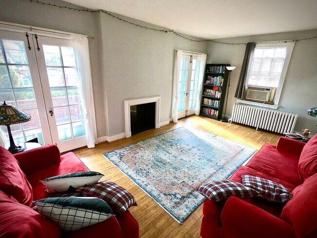 Building Photo - 8/1 Fantastic Location. Fenced Yard. 4 bed 2 bath. Porch. Hardwood. Close to CMU