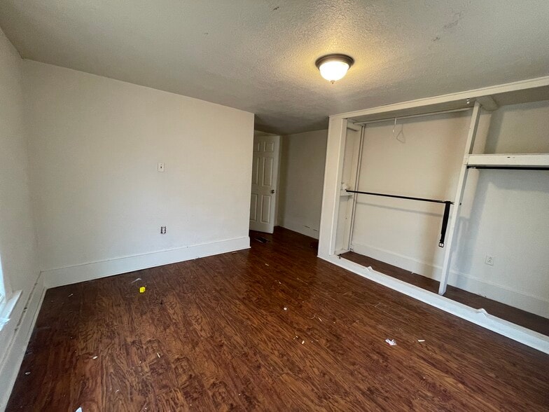 Master bedroom w/ closet - 419 Houston St