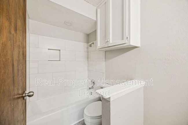 Building Photo - 8238 El Retiro Rd