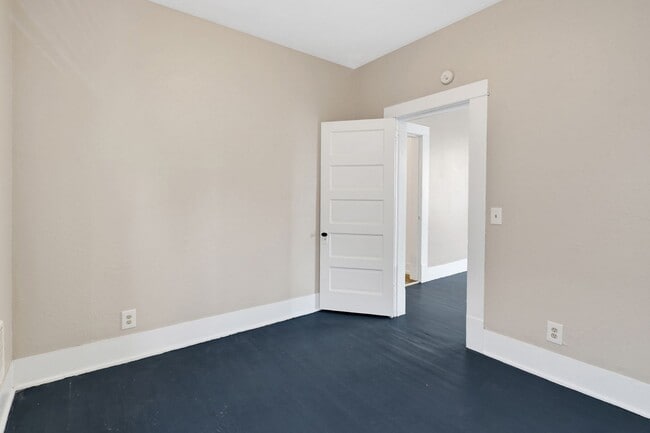 Building Photo - $1,000 Grocery Store Gift Card! 4 Bedroom, 1 bathroom Home in the York neighborhood for Rent!