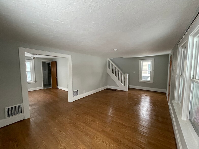 Building Photo - 104 Lynhurst Ave