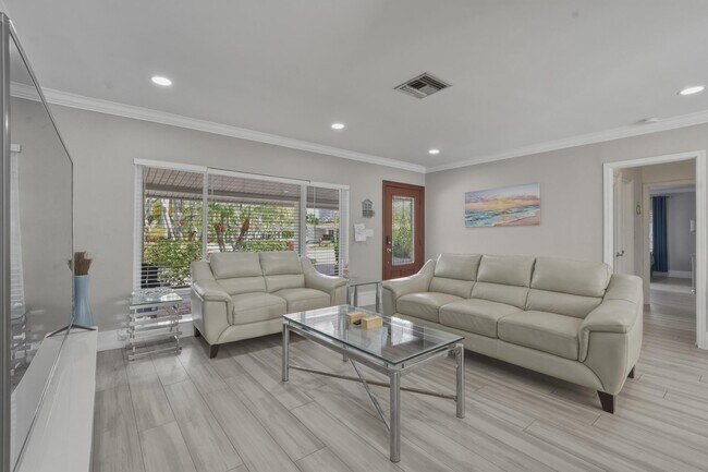 Building Photo - 3036 NE 19th St