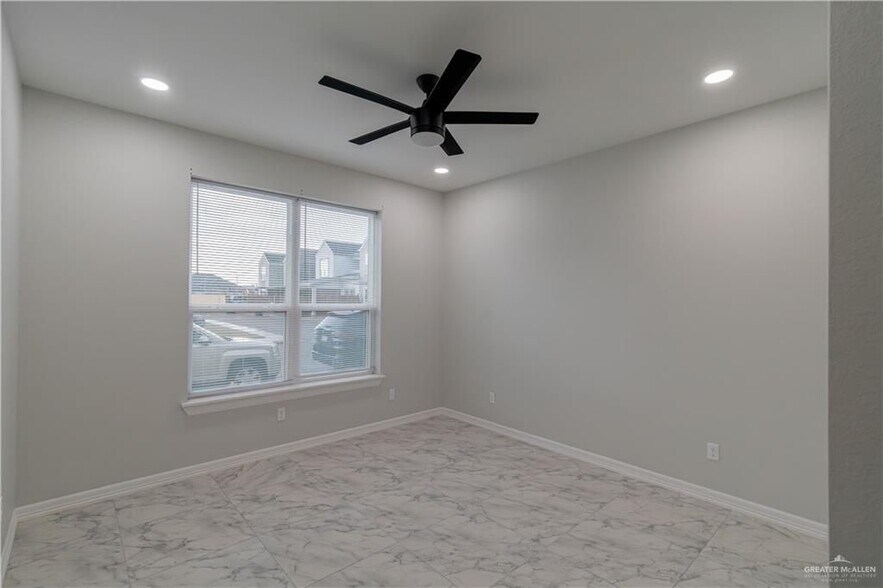 Building Photo - 5604 N Crown Point